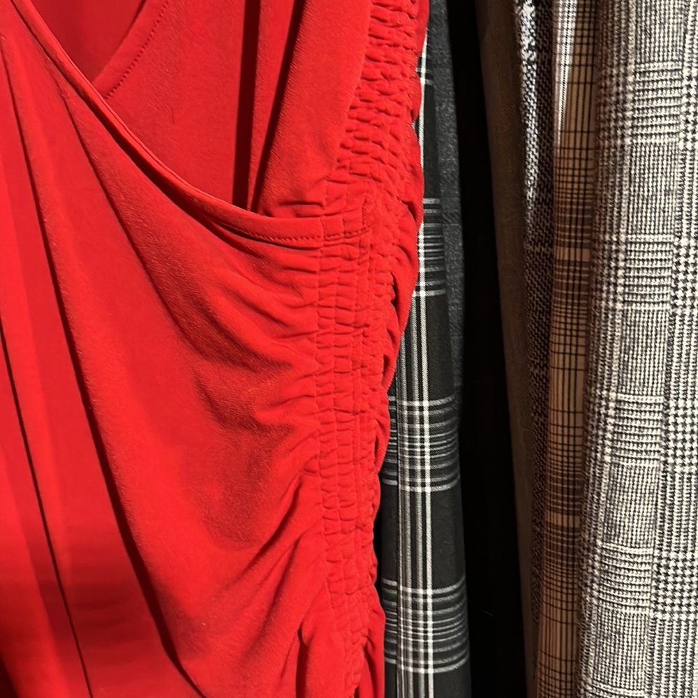 ✨Express Red ruched surplice tank top - Picture 3 of 6